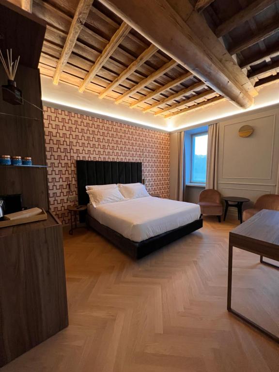 Soggiorno in suite con spa in camera a Cave